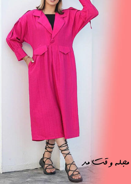 The model of the front closed coat for women is the color of the year