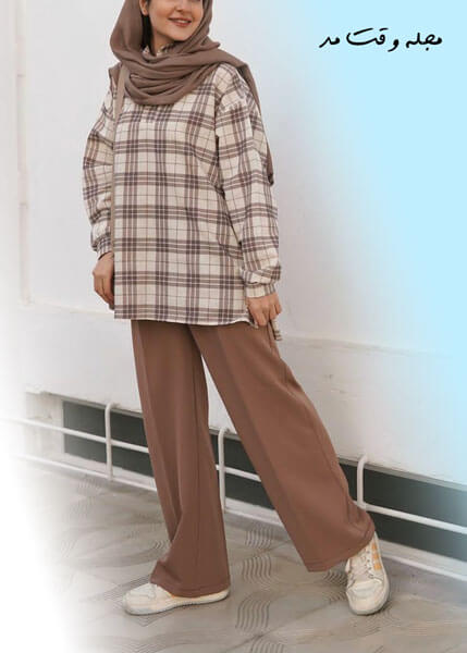 The kaftan mantle is closed in the front