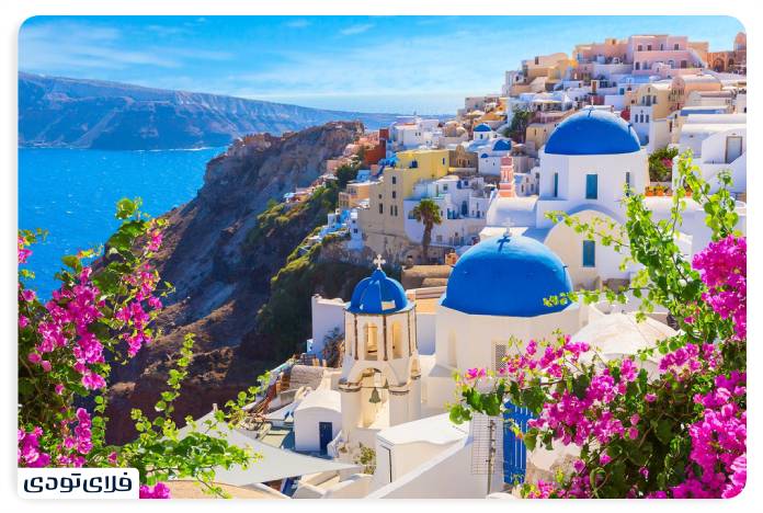 The best time to travel to Santorini