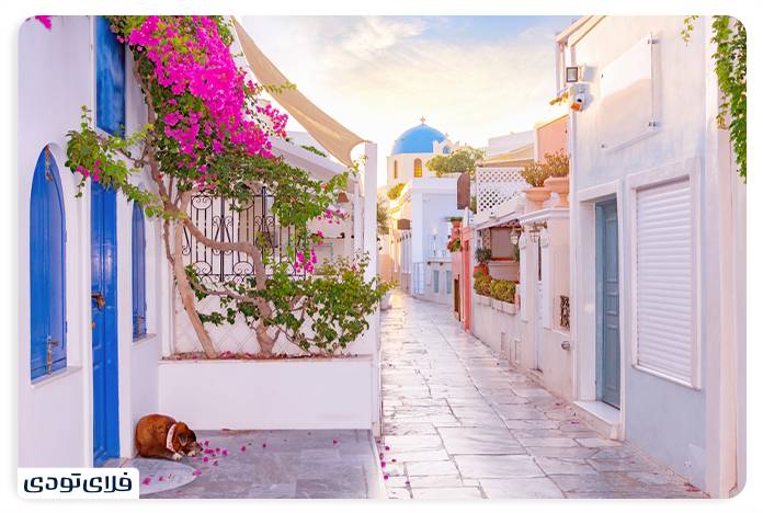 Walking in the traditional neighborhoods of Santorini