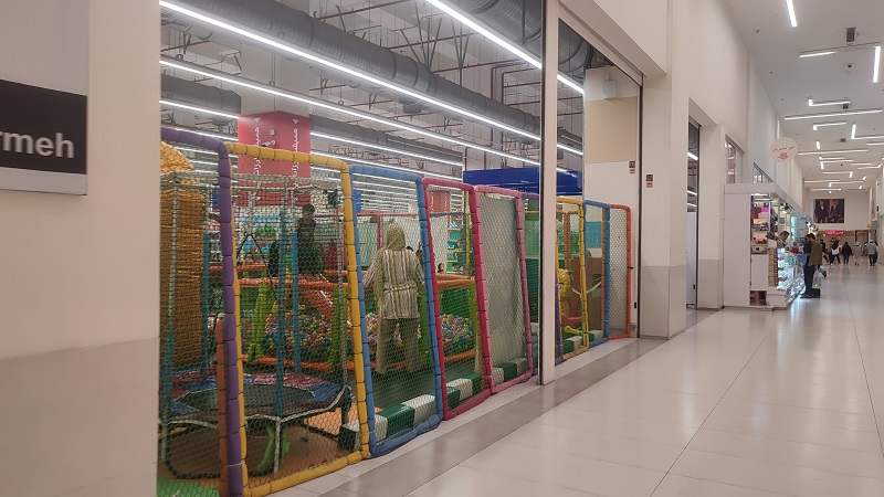 Ekomal Karaj hyperstar game room; Photo source: Google Map; Photographer: Mahsa M