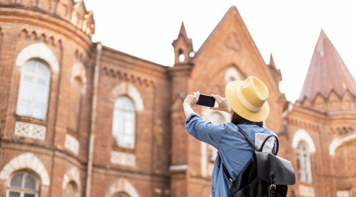 A tourist who loves history and culture in St. Petersburg