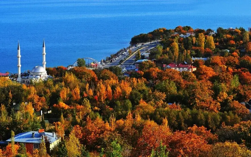 The best time to travel to Van Türkiye for shopping and entertainment 4 Van city in autumn