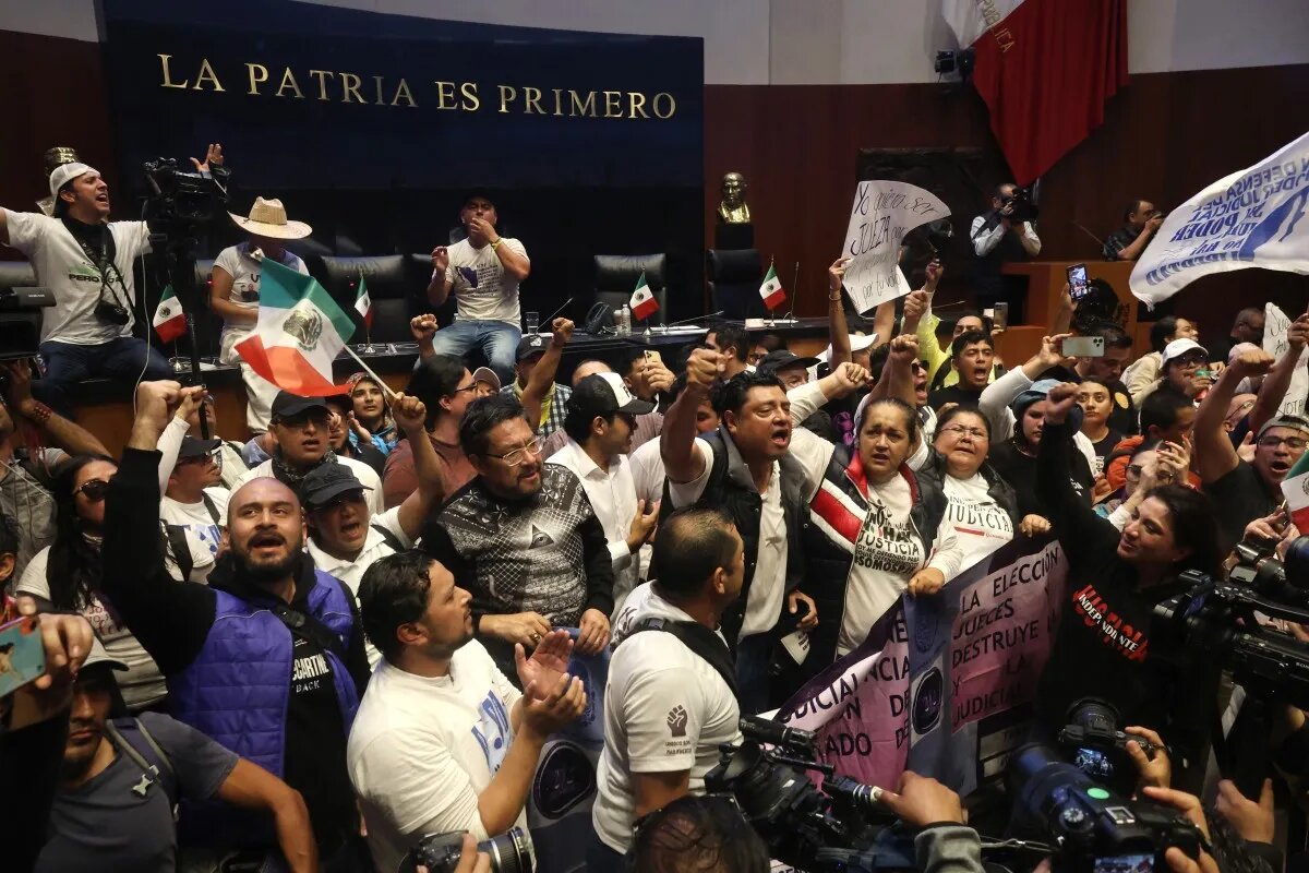 Invasion of protesters against judicial reforms to the Mexican Senate with chains and pipes+photos