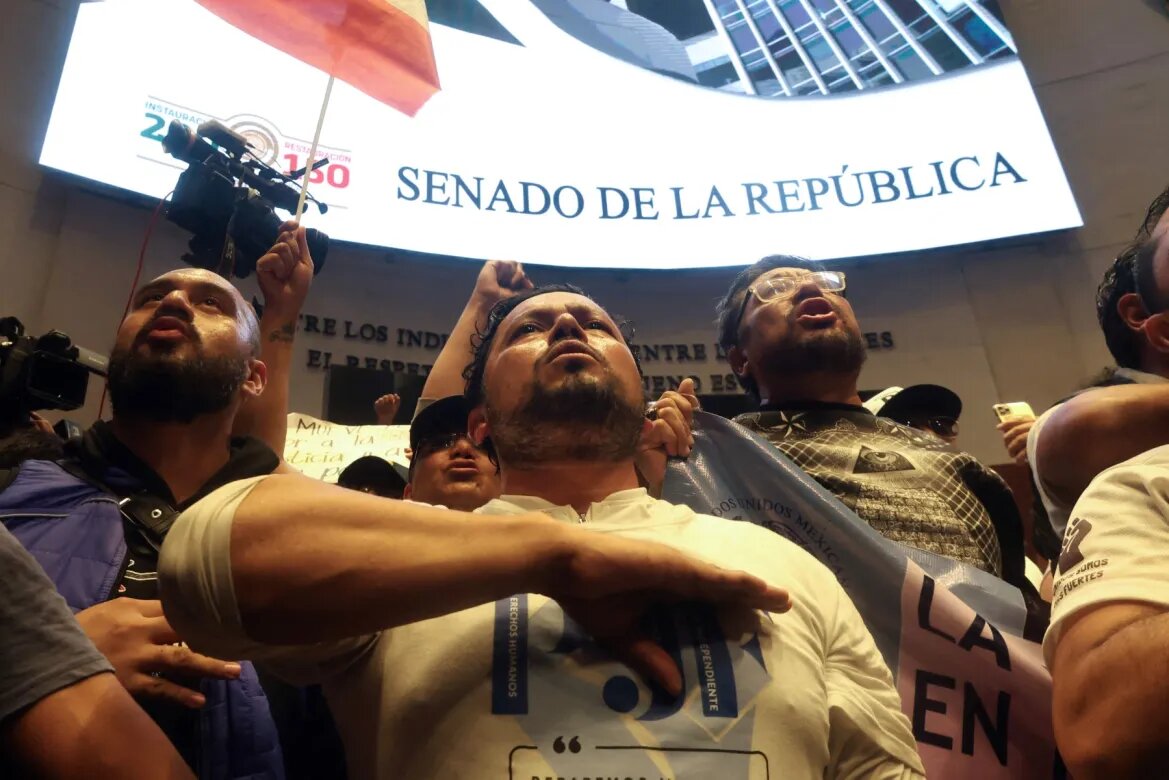 Invasion of protesters against judicial reforms to the Mexican Senate with chains and pipes+photos
