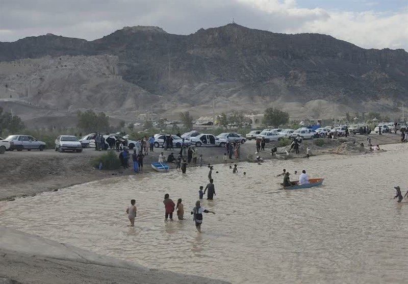 Bathing in Hamon Lake; Photo source: Tasnim news agency website. Photographer: Unknown