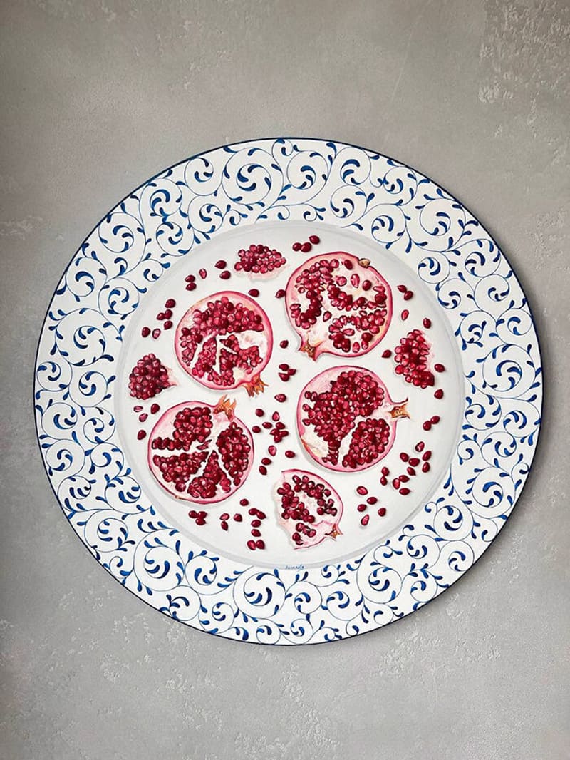 Pomegranate pieces and seeds painted on the plate