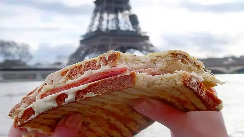 Travel guide to Paris