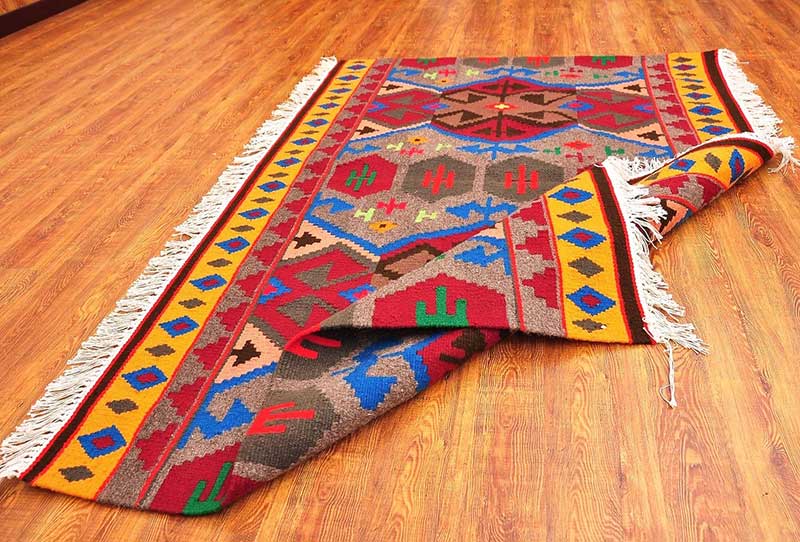 A rug with warm and happy colors at home; Photo source: chehel30; Name of the photographer: unknown