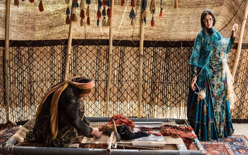 nomadic women weaving rugs; Photo source: tavakolicarpet; Name of the photographer: unknown