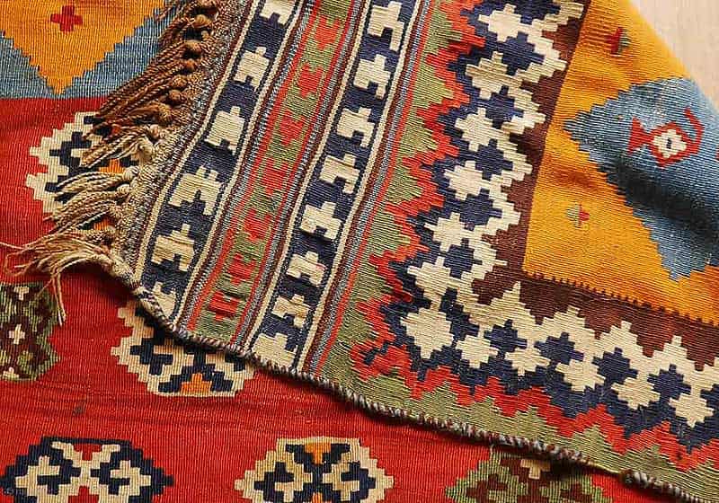 Design on the back and on the rug; Photo source: Shahreghali; Name of the photographer: unknown