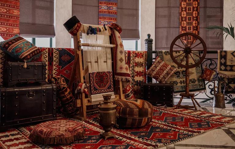 pouf and carpet cushion; Photo source: ashoorifarsh website; Photographer: Unknown