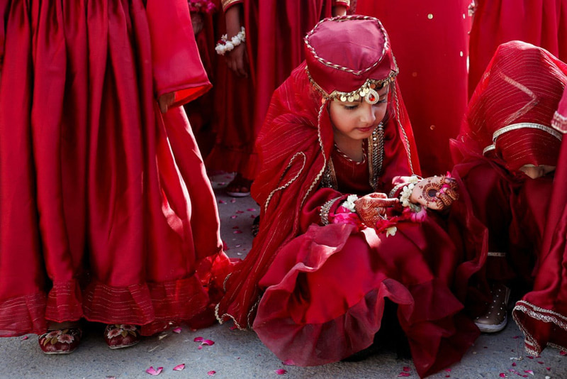 Pakistani schoolgirls at the celebration of the Prophet's birthday in Karachi