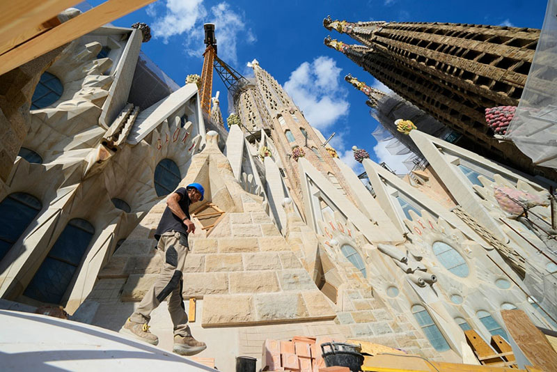 Construction workers in the Sagrada Família church in Barcelona, ​​the construction of which began in 1882.