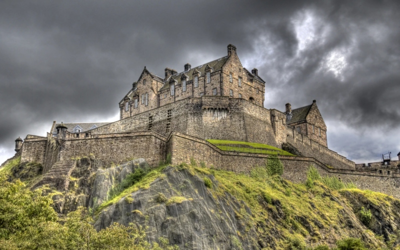 Edinburgh Castle in Autumn; Photo source: afar.com site. Photographer: Jan Kranendonk/Shutterstock