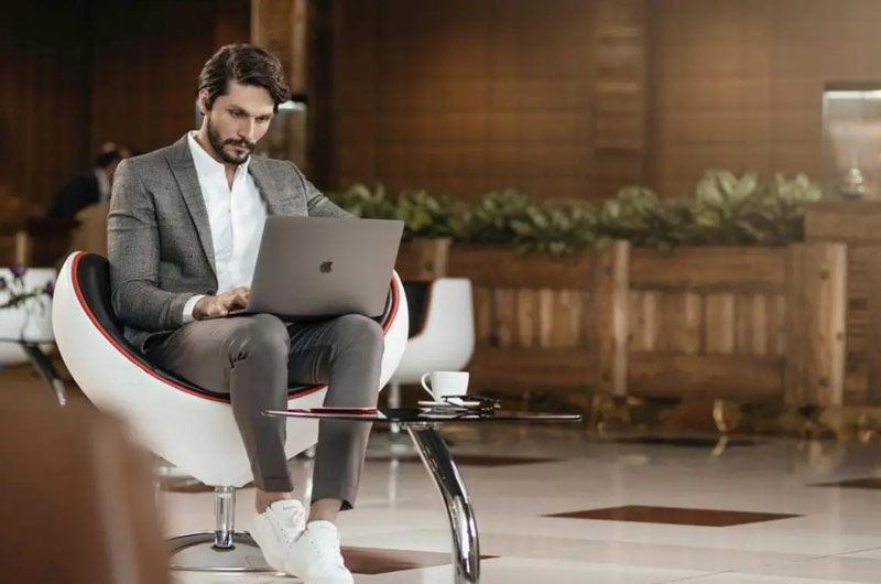 A passenger working with a laptop in the business lounge of Imam Airport; Photo source: Iranian business ceremonies, photographer: unknown