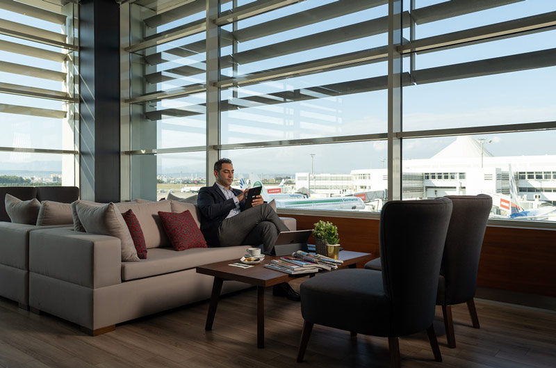 passenger sitting on the sofa of the cip lounge of Antalya airport; Photo source: antalya-airport.aero, photographer: Emre Ceylan