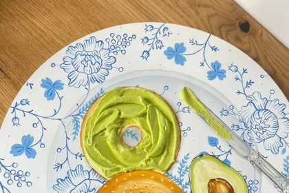 Bread and avocado on the plate