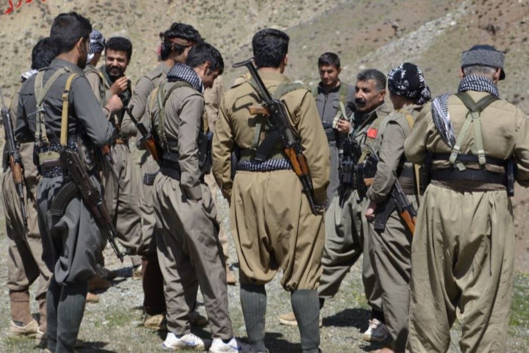 How did the Komleh and Democratic groups in Iraq become cults?