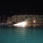 Illuminated fountains in front of Dubai Mall at night, photo source: Wikimedia, photographer: Guilhem Vellut