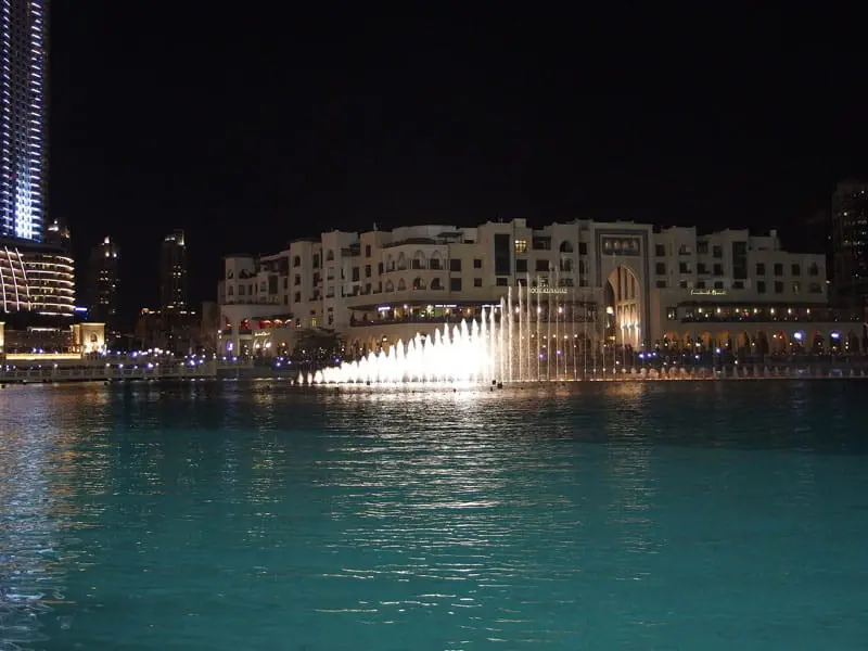Illuminated fountains in front of Dubai Mall at night, photo source: Wikimedia, photographer: Guilhem Vellut