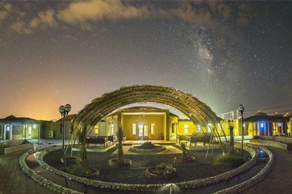 The grounds of Kapri Hotel Ghaleganj Kerman with night lighting, photo source: Instagram page @ Parsian.ghaleganj.hotels, photographer: unknown