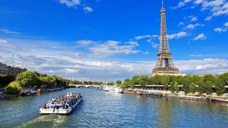 Travel guide to Paris