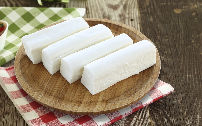 Turkish dil cheese on a wooden plate; Photo source: camlidag.com.tr site. Photographer: Unknown 