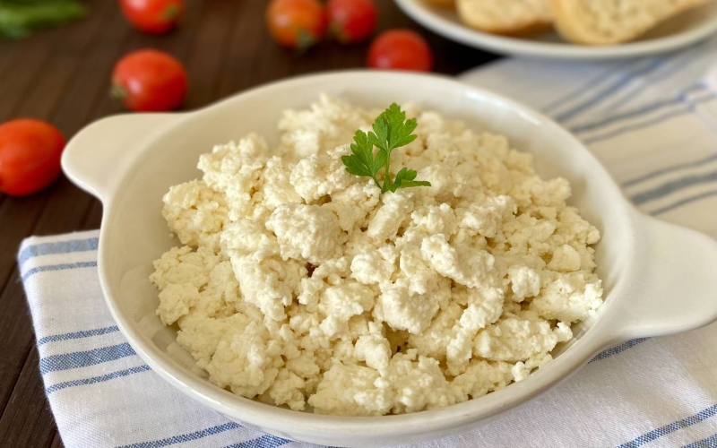 Bay cheese with aromatic herbs; Photo source: yemek.com site. Photographer: Unknown