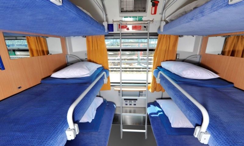 Nasim's 6-seater coupe interior; Photo source: behtarinyab.com. Photographer: Unknown