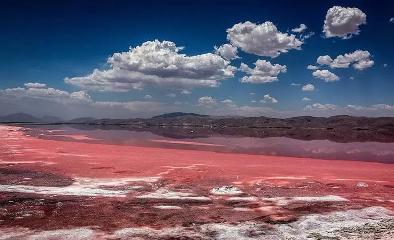The clear blue sky of Maharlo Lake