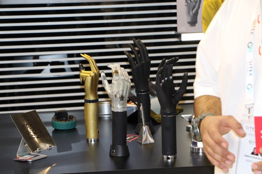 Esper mechanical hand in various colors