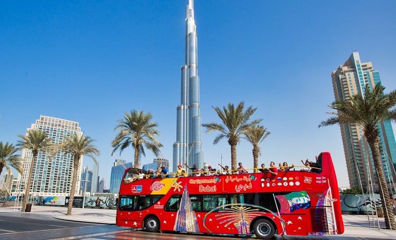 Dubai city tour by tourist bus; Photo source: safaarati.net website. Photographer: Unknown