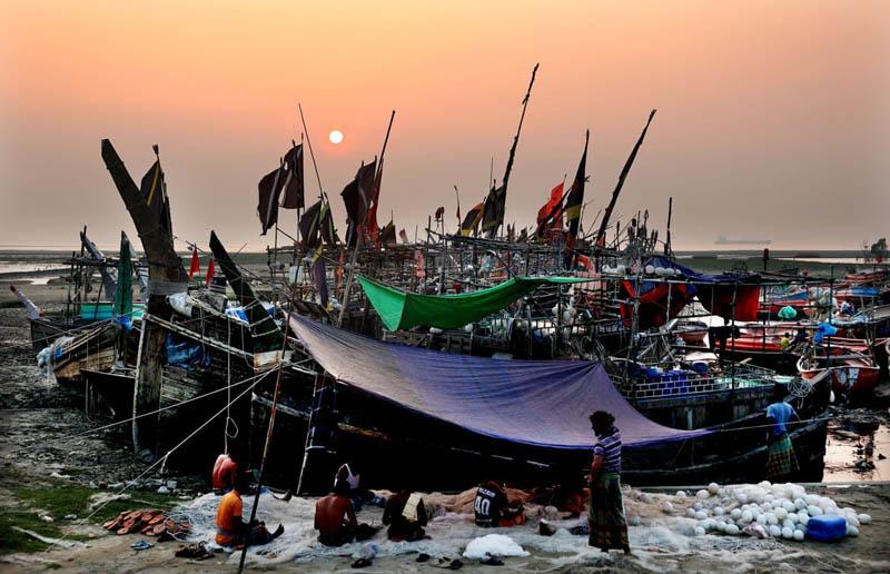 The government's 22-day ban on fishing in the seas and rivers of Bangladesh with the aim of protecting the national species during the spawning season; Photo source: the guardian; Name of photographer: Mohammed Shajahan