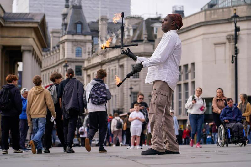 Performer of dramatic movements in London; Photo source: the guardian; Photographer name: Alberto Pezzali