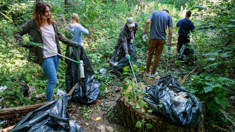 Garbage collection in nature; Photo source: bnn.de website. Photographer: Unknown