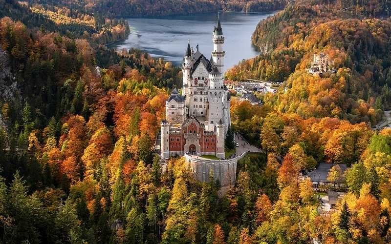 A castle in Bavaria, Germany; Photo source: Guidemyvoyage website. Photographer: Unknown