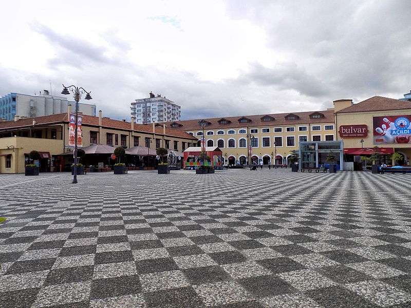    Samson Boulevard shopping center stores. Source: Wikimedia. Photographer: Cobija
