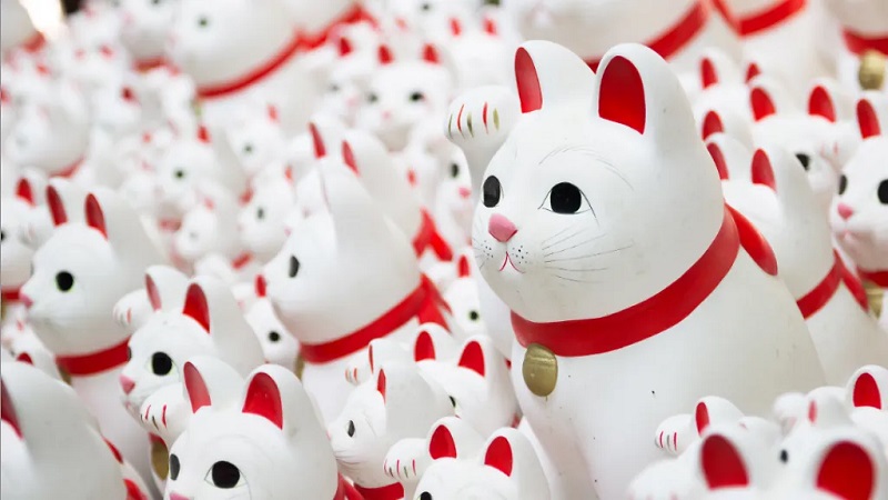 lucky cat souvenirs of Japan; Photo Source: www.timeout.com Photographer: Unknown