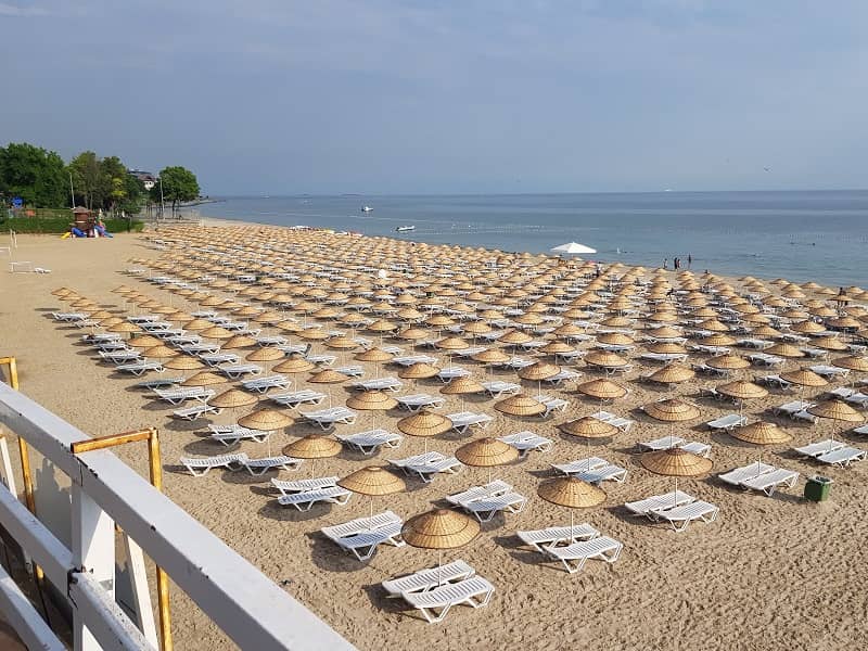 Sunbeds on the beach of Floria Gunesh