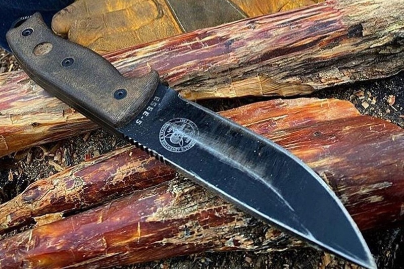 survival travel knife; Photo source: Wikipedia site. Photographer: The editor 540