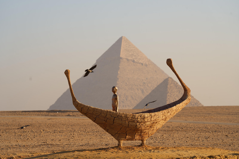 Artwork by Jean-Marie Appriou next to the Egyptian pyramids 
