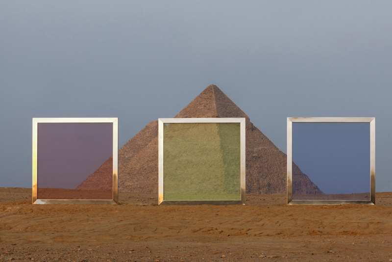 Artwork by Luca Boffi next to the Egyptian pyramids 