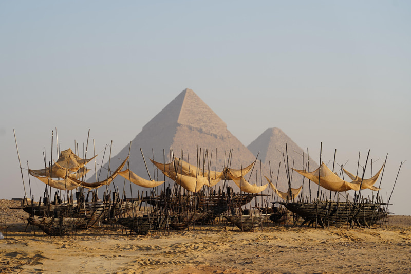 Xavier Mascaró's artwork next to the Egyptian pyramids