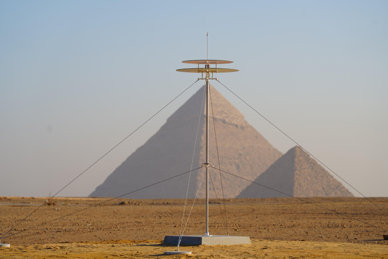Artwork by Chris Levine next to the Egyptian pyramids 