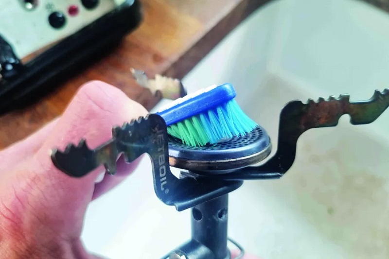 cleaning the head of traveling flames; Photo source: Thegreatoutdoorsmag website. Photographer: Unknown