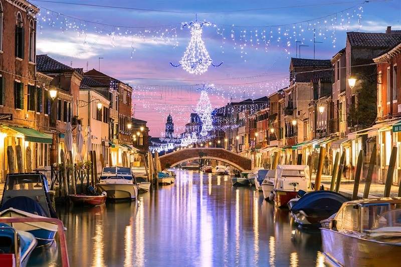 Christmas decorations in Venice; Photo source eTravel website. Unknown photographer