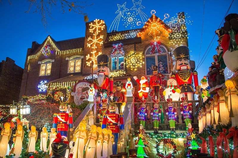 Christmas decorations in New York; Photo source wanderon website. Unknown photographer