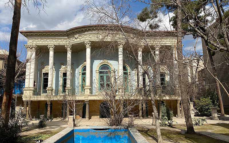 The courtyard of Mustofi al-Mamalek's house in Sangalj neighborhood, photo source: Wikipedia, photographer: GTVM92