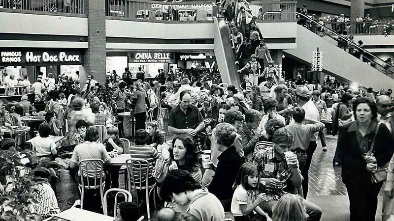 Old photo of a busy mall on Black Friday; Photo source: realestate.com.kh; Photographer: Unknown